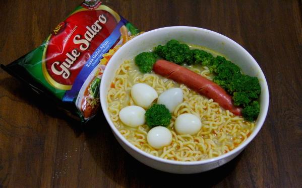 BolaholicID's tweet image. Enak banget nih jam segini nikmatin @miGuleSalero dulu. paki sayur + Sosis + Telur.. nyam-nyam :9