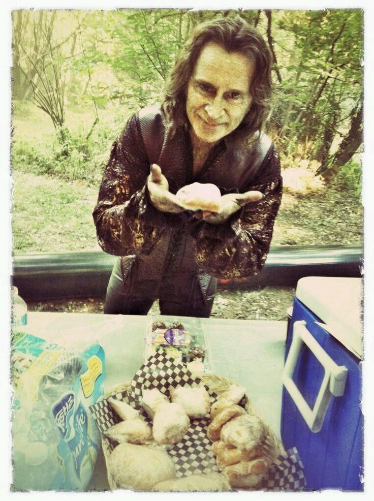 TheBelleOne's tweet photo. #Rumplestiltskin ofreciendo compartir. ¿Se sentirá bien?. http://t.co/5gyDDhmWmG