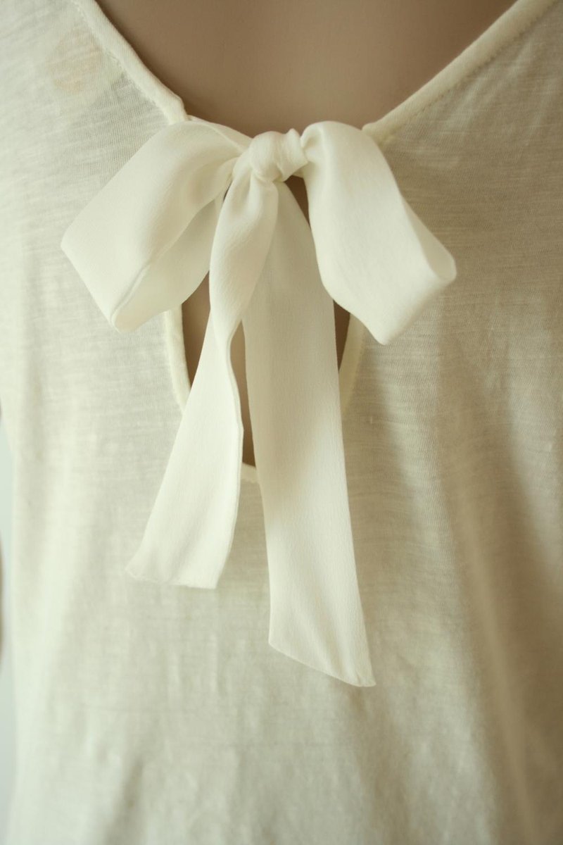 #backdetails are the BEST! This top is simple, clean and feminine!
jandrgrimsmo.com/shop/hasumi-t-…