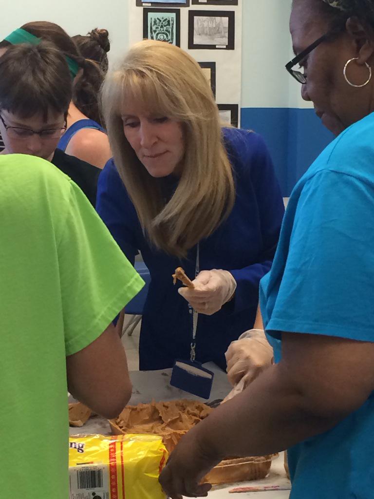 SpringfieldTMS's tweet image. Dr. Hacker makes PBJ!  @springfieldsun @edayspringfield