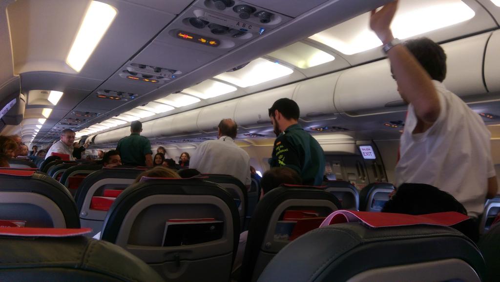 elnicolas's tweet photo. Thx @GuardiaCivil_ES to put a *** out of the plane. Next time you really want a première seat, pay for it. @Iberia http://t.co/96zdbHfk7g