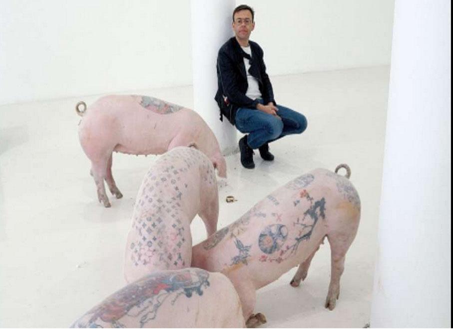 Dawson_Cafe's tweet photo. Cerdos con la piel tatuada por SÓLO 69.000€.
Madre mía, esto se ha desvirtuado demasiado.Ponme una cerveza, por favor http://t.co/Pdpo4RcdU0