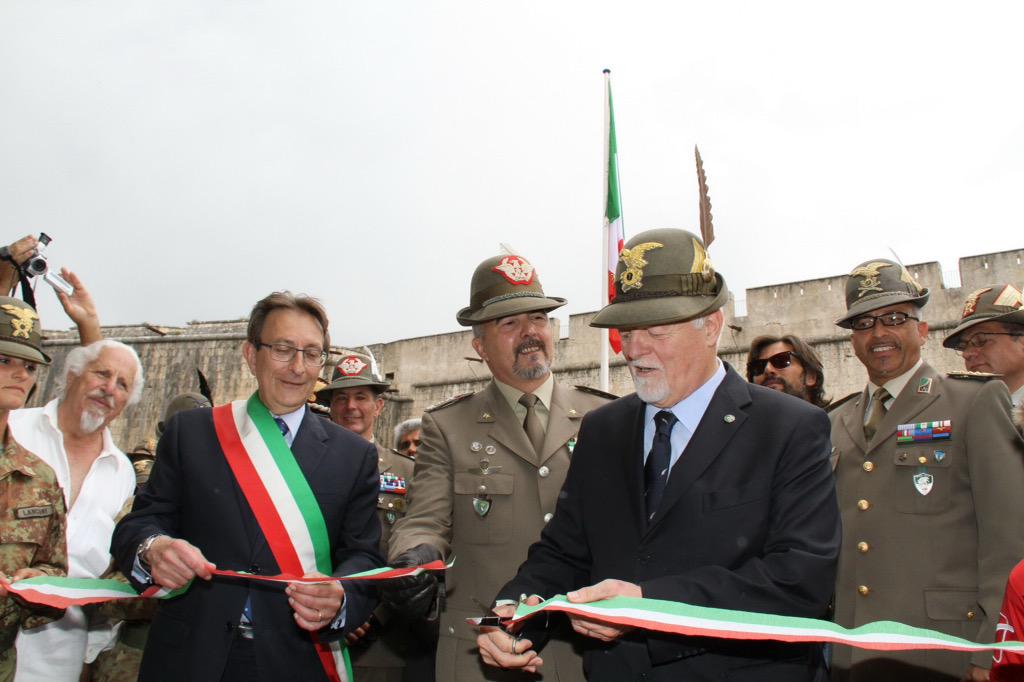 ana_web's tweet photo. Alpini in armi e in congedo insieme, alla Adunata inaugurata la cittadella militare #alpiniadunata2015 http://t.co/EZ7FTgh6rC