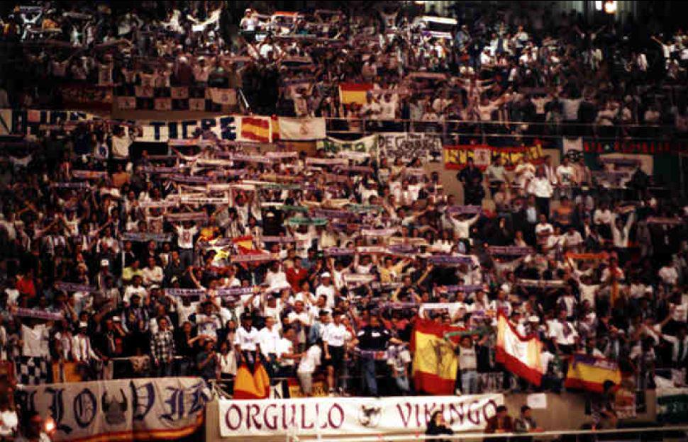 SeccCastillaOV's tweet photo. Como en aquella mágica Copa d Europa del 95´... Es hora d volver a levantarla! #APorLaNovena @RMBaloncesto ! #OV1992 http://t.co/vpizCelX4c