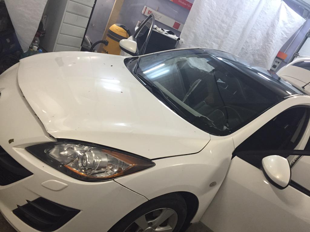 InfoVinvik's tweet photo. оклейка крыши Mazda 3 черной глянцевой пленкой, время работы 2 часа, стоимость 6тр. #винил #vikingsvinyl #vinvik.ru http://t.co/TvZGDSRiAQ
