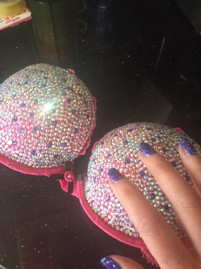 clarateddy's tweet photo. Fabulous #MoonWalk2015 nails to match my sparkly bra Thanks @susannahj1 #BELIEVE http://t.co/1l1JWOBZe4