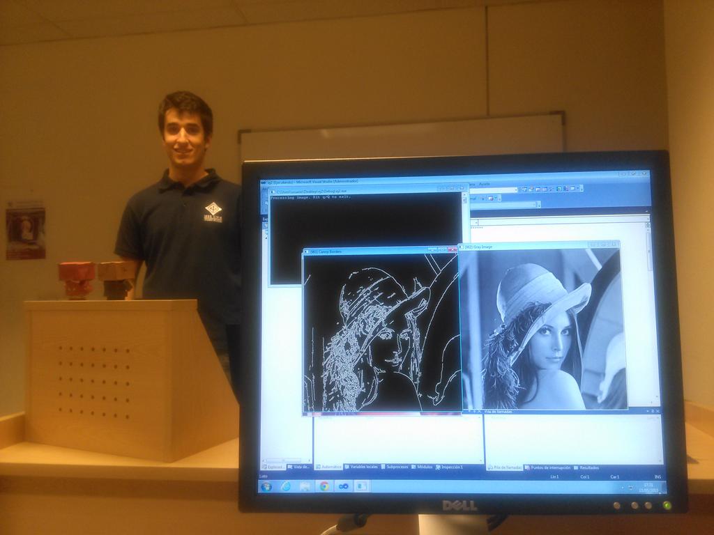 WIEUMH's tweet photo. @JoorgeBM y @momo_aguerra nos enseñan visión por computador. #DDaysArena @IEEESBUMH @DDaysArena http://t.co/PMvQq0Ans7