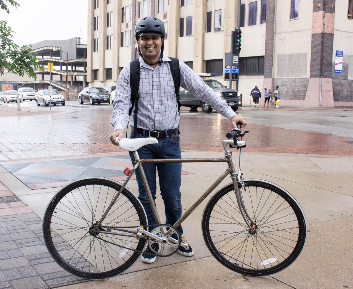 localhubbicycle's tweet photo. Fun morning helping at the @dallaslibrary bike to work energizer station. #ridelocal #btwd2015 #downtowndallas http://t.co/u2Eme46ftm