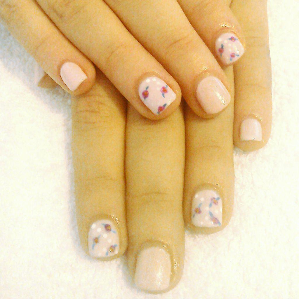 #PrettyInPink #pinksmoothie #gelish #gelpolish with #flower #nailart #nailharmonyuk #gelish #showscratch