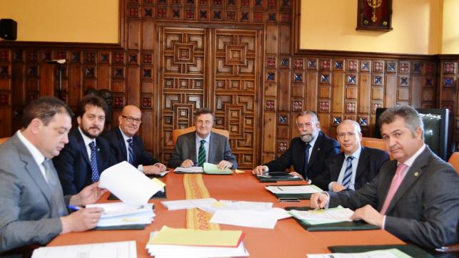 24clm's tweet photo. PORTADA Más de 20 candidatos del PP seleccionados para trabajar en Diputación de Toledo http://t.co/76Kzr1TX8L @24clm http://t.co/mKWPauG5bA