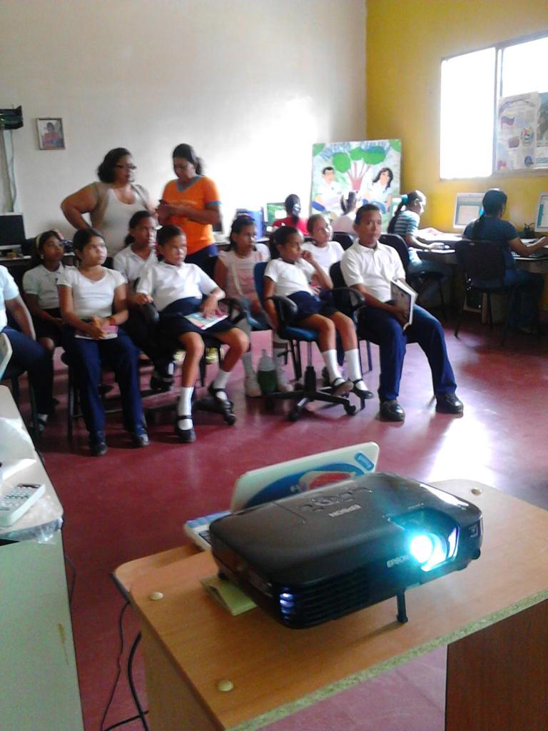 fundabitguaric2's tweet photo. Formación de brigadistas en derechos humanos CBIT MONSEÑOR RODRÍGUEZ  A  @MPPEDUCACION @LeonelParica @PedroValdiviaC http://t.co/bMZkb7X6FE