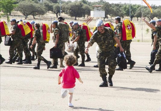 lancelot_xbal's tweet photo. Un militar no lucha porque odie lo que tiene enfrente, sino porque ama lo que tiene detrás. #graciasMILitares http://t.co/NTBDAhJtHE
