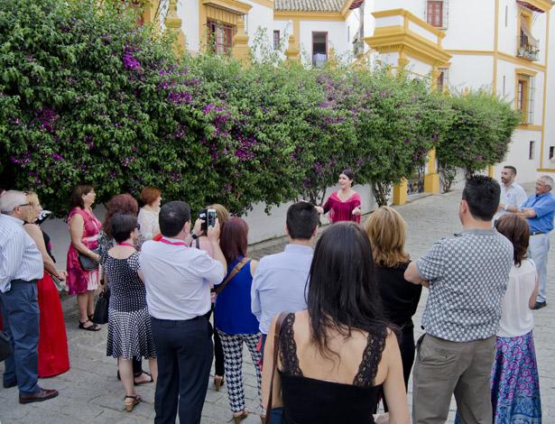 Siente_Sevilla's tweet photo. En dos horas empieza nuestra #ruta 'Sevilla y la copla'. ¡Estás a tiempo! Reservas: 627165390 http://t.co/89HrkNMCAx