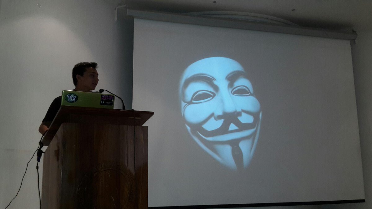 SecurityEc's tweet photo. @fmogro... parte del equipo #SecurityEc... en su ponencia en @cryptopartyec en la península de Santa Elena http://t.co/vtK2uJjQFJ