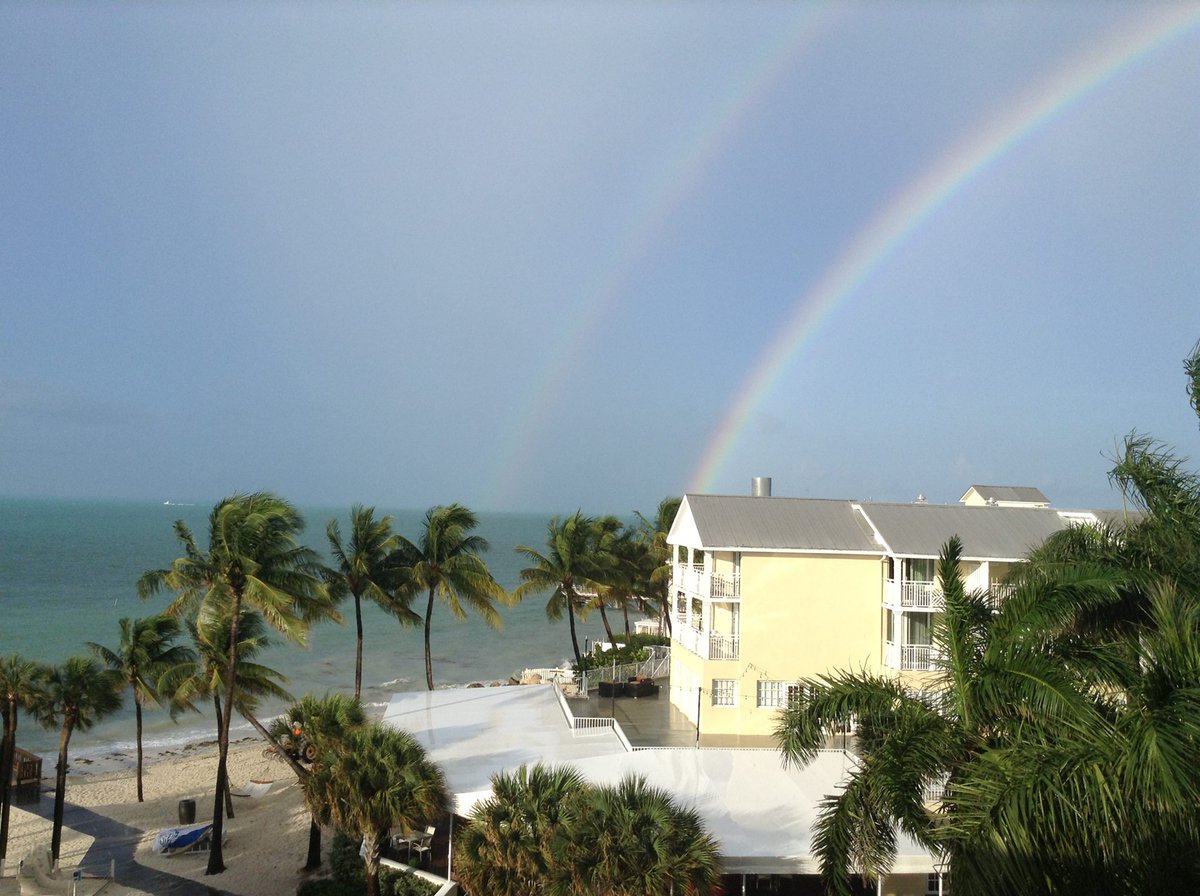 EricaTNews's tweet photo. Another pic sent to me from my mom in Key West. #proofthereisagod @spann #weather #rainbow #keywest http://t.co/U4ismVqB5j