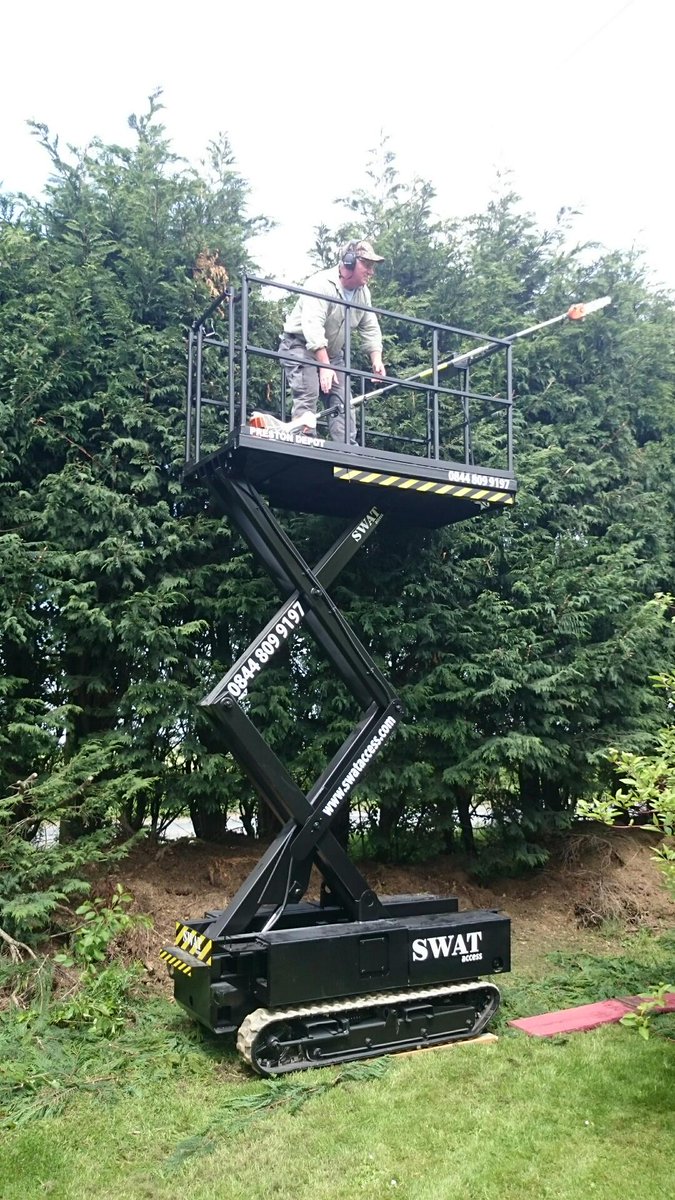 SWATaccessltd's tweet image. A bit of hedge cutting while the weather is dry using our electric scissor lift on tracks!