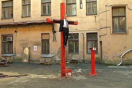 ChristopherJM's tweet photo. Ouch. Latvian artist erects statue depicting crucified Putin in courtyard of Riga’s ex-KGB HQ https://t.co/eWUA5LqJyW http://t.co/3vsL44yEhd