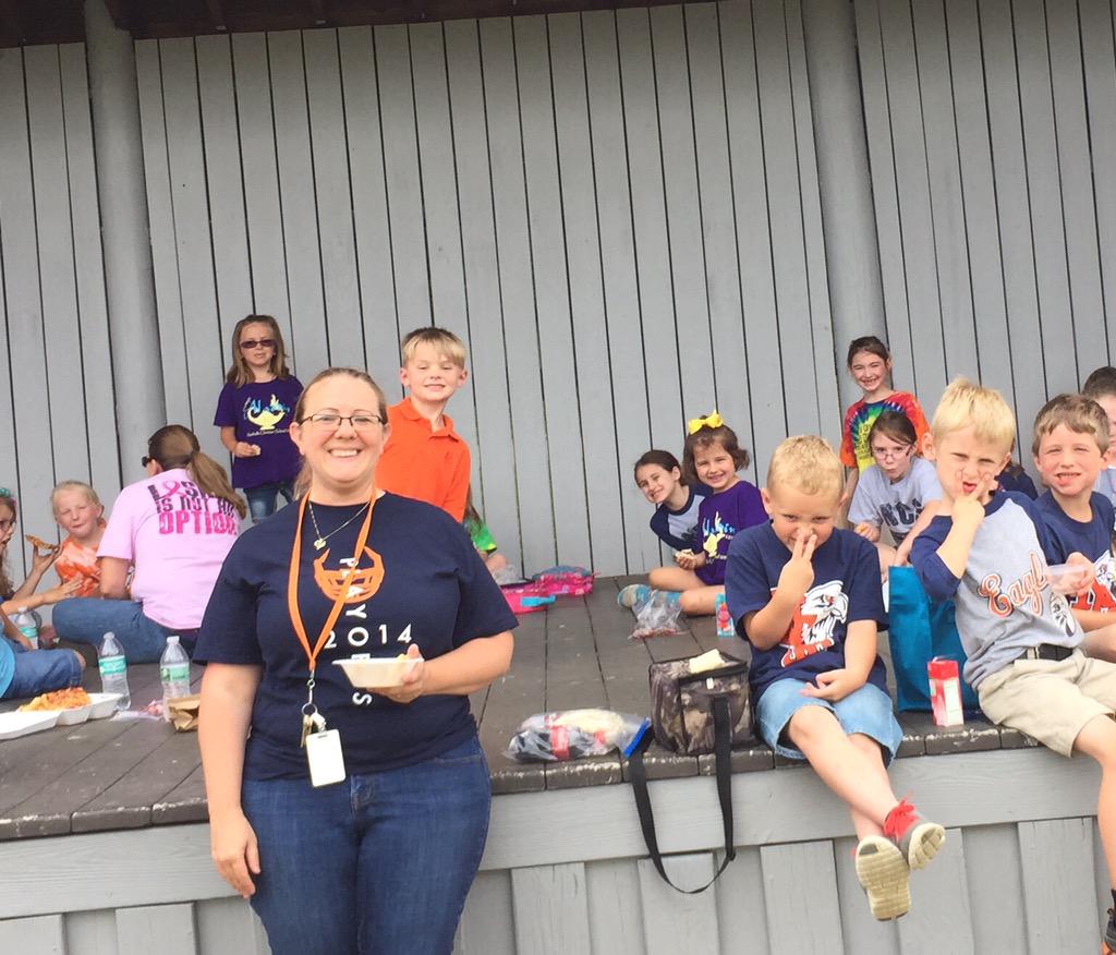 NCSelementary's tweet photo. 4th 9 Weeks AR Stars enjoying lunch at the park. http://t.co/8rLO2Y7Fwj