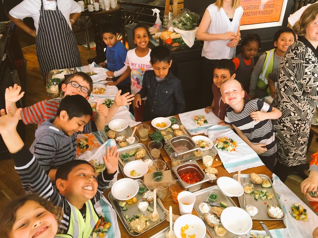 Now that's a lot of happy faces <a href="/JamiesDiner/">Jamie Oliver's Diner</a> - if they didn't love vegetables before.... They do now!!! #happyfaces