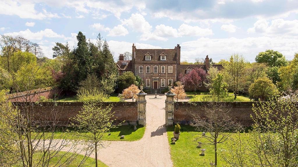 ForbesLife's tweet photo. Byfleet Manor, Lady Violet's @DowntonAbbey home, is on the market for $6.2 million. http://t.co/FbmeXMIzCP http://t.co/cwmY3B7vKN