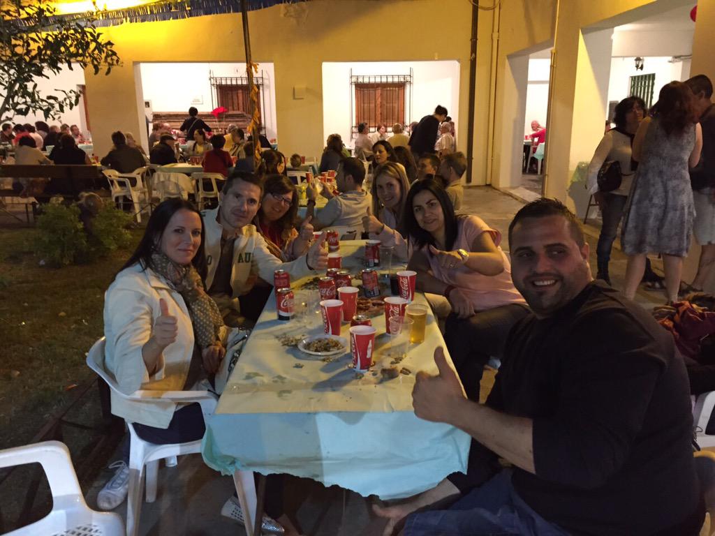 2015Amparo's tweet photo. San Isidro en fiestas! Disfrutando con nuestra gente #Moncada #lamoncadaquevolem #ANEM @PspvPsoeMoncada http://t.co/b2Xauy8G66