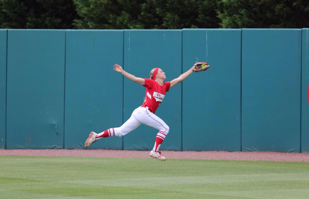 DSkrove_10's tweet image. Atta baby Ris!!! Great catch ya stud!  @WKUSoftball #pushoff #outies @lfranklin19