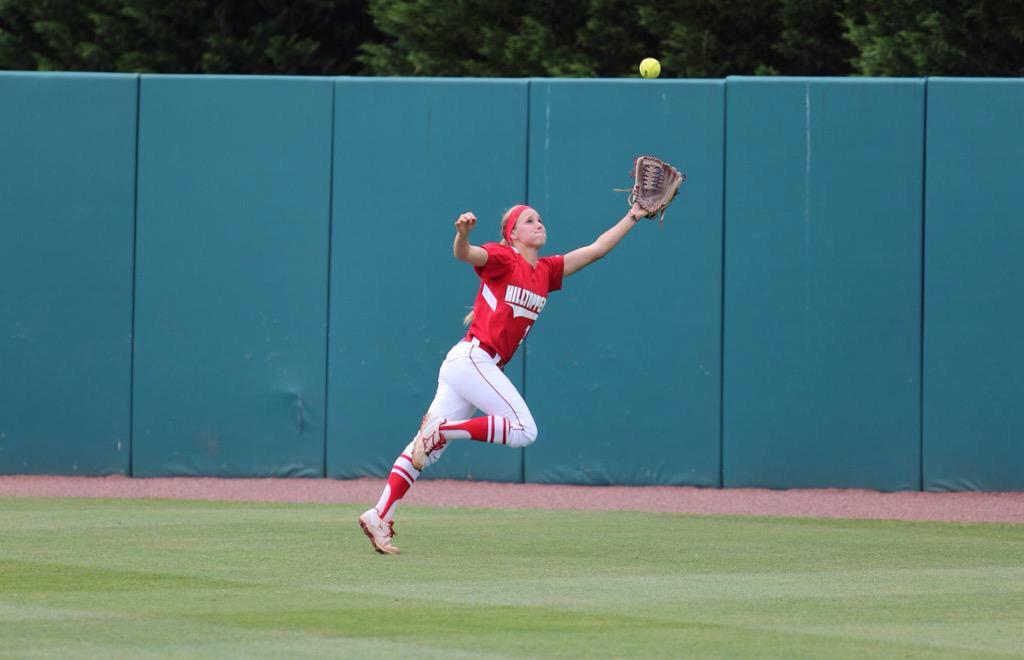 DSkrove_10's tweet image. Atta baby Ris!!! Great catch ya stud!  @WKUSoftball #pushoff #outies @lfranklin19