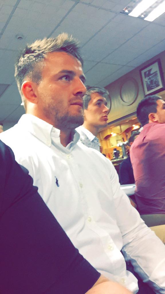 AdamJReeves_'s tweet photo. Turns up an hour fashionably late #MassiveTime #LEvans http://t.co/sV4gTtLdfb