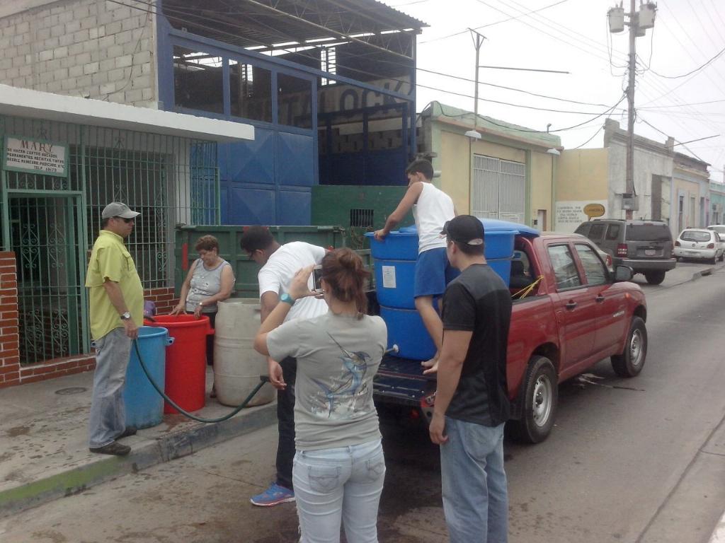 InfraPtoC's tweet photo. Unidad de apoyo suministra agua en Casco Histórico de la ciudad @rafaellacava10 @JesusMeza76 http://t.co/fOao0fTCGy