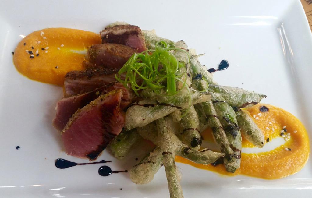 RobustWineBar's tweet photo. Seared pistachio encrusted yellow fin tuna over carrot &amp; ginger purée, tempura fried snap peas &amp; green beans. #TheMX http://t.co/EI8DvaYmIy