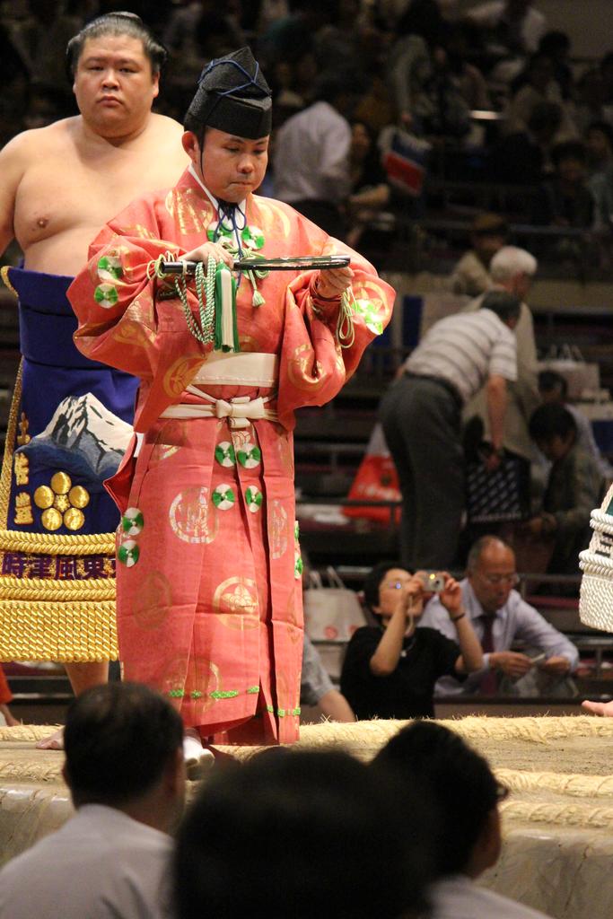 西方十両土俵入り。先導する木村勘九郎、明瀬山、新十両 大翔丸、錦木。sumo 日本相撲協会公式(九月場所 前売券販売開 Scoopnest
