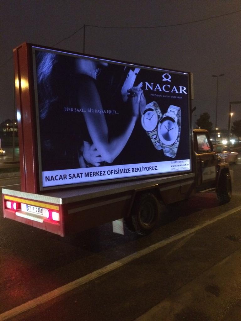 mersolak3's tweet photo. Markaniz Dev mobil duvarlarla gece gunduz lokasyon gozetmeksizin şehrin her yerinde #reklam #istanbul #mobilwall http://t.co/EeryLANWJU