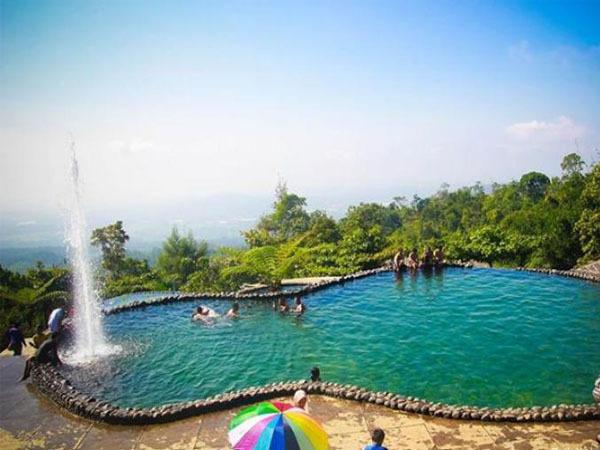 detikcom's tweet photo. Akhir Pekan di Semarang, Berenang di Ketinggian 1200 Mdpl! http://t.co/KiuAFLLMNM via @detiktravel http://t.co/g0dUyPSXhu