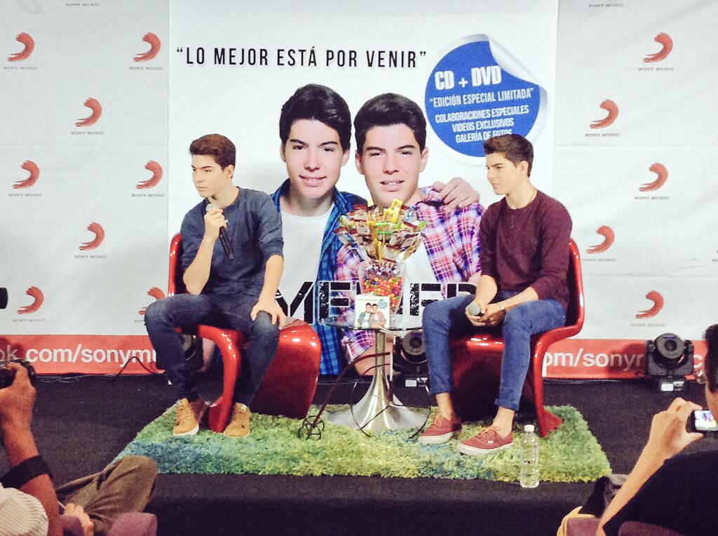 PepsRecordsES's tweet photo. Aquí están nuestros chicos presentando #LMEPV para los medios mexicanos @sonymusicmexico http://t.co/jxxbwZirzn