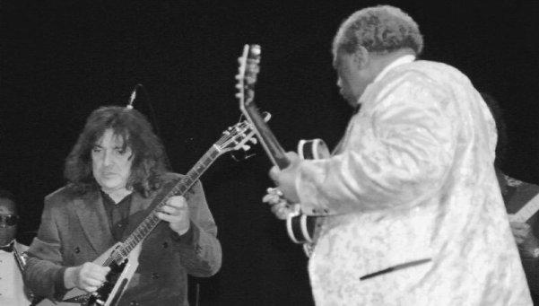casifamosos_959's tweet photo. Te dejamos algunas imágenes de B.B.King y el carpo Norberto "Pappo" Napolitano http://t.co/KFHp1ai0xJ