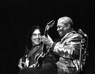 casifamosos_959's tweet photo. Te dejamos algunas imágenes de B.B.King y el carpo Norberto "Pappo" Napolitano http://t.co/KFHp1ai0xJ