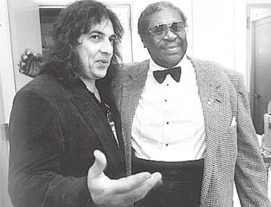 casifamosos_959's tweet photo. Te dejamos algunas imágenes de B.B.King y el carpo Norberto "Pappo" Napolitano http://t.co/KFHp1ai0xJ