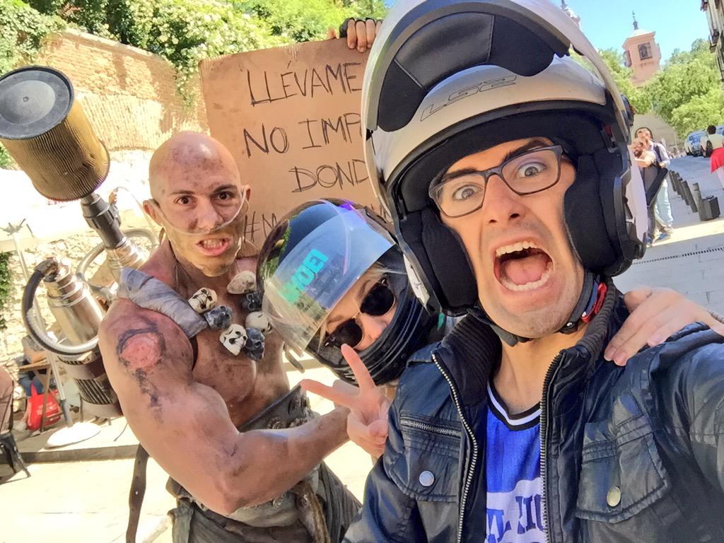 AlexManga's tweet photo. Cuidaito que #MadMaxVuelve.
Nos han pillado en la moto!! @YurieLacruz 
Alerta si os los cruzáis!!!! Jajaja http://t.co/h4XxLgPaQK