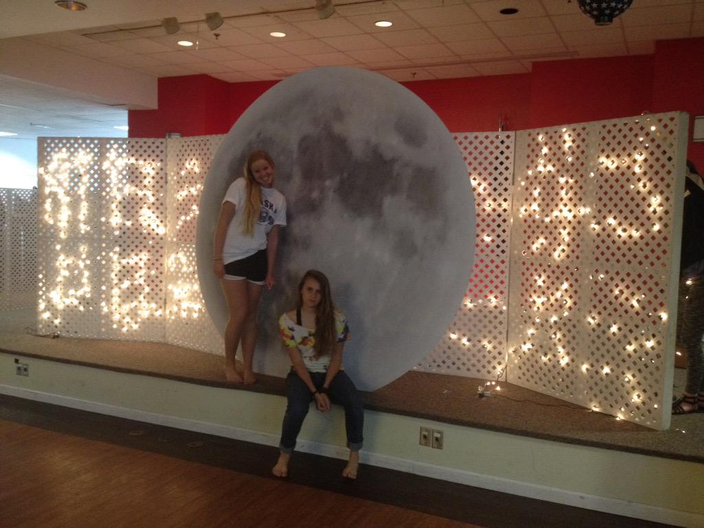 RHSacorn's tweet photo. Julia Hopkins and Cameron Schafer, juniors, help set up for the Moonlit Masquerade! http://t.co/Y0KCN71IXr