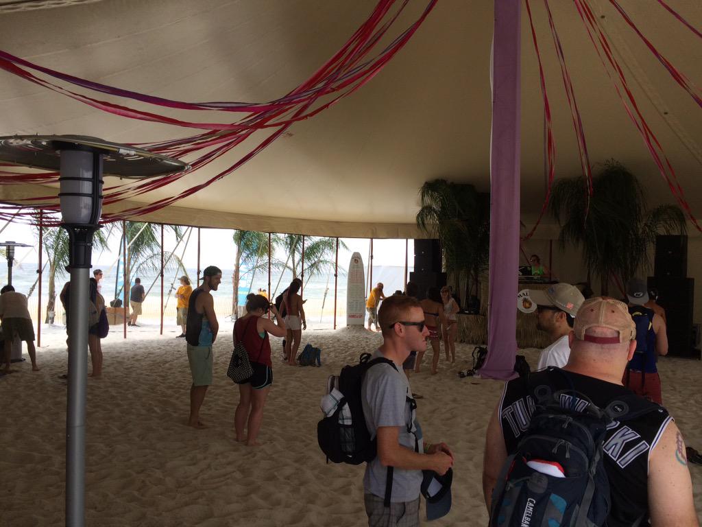 HammerTimeCorey's tweet photo. @ArcticCove rocking Malibu with the Polar Party #ArcticCove
#HangoutFest
#HangoutChillout
#EssenceofCool http://t.co/kFPVvpuExD