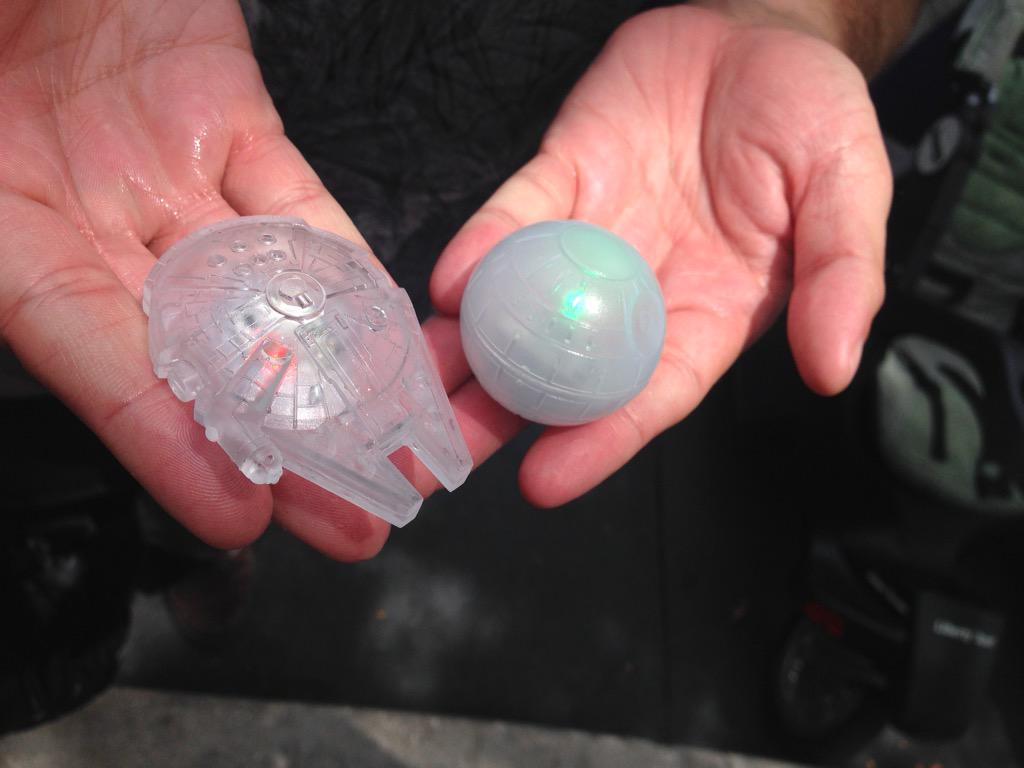 InsideTheMagic's tweet photo. Star Wars Weekend drinks have special Death Star and Millennium Falcon glow cubes #SWW2015 http://t.co/WDWrtRDQem