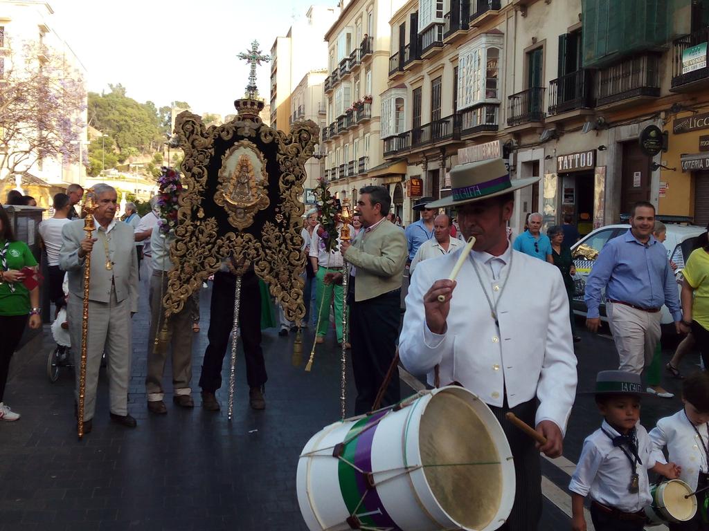 BoqueronOro's tweet photo. Sale la @HdadRocioCaleta de la Parroquia de Santiago #CofradíasMLG http://t.co/fsJCzkk3gf