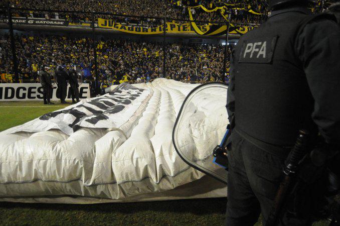 C5N's tweet photo. #Superclasico: Efectivos no encuentran en La Bombonera la manga inflable atacada http://t.co/vUWEDzYXUj http://t.co/ais966aIHq