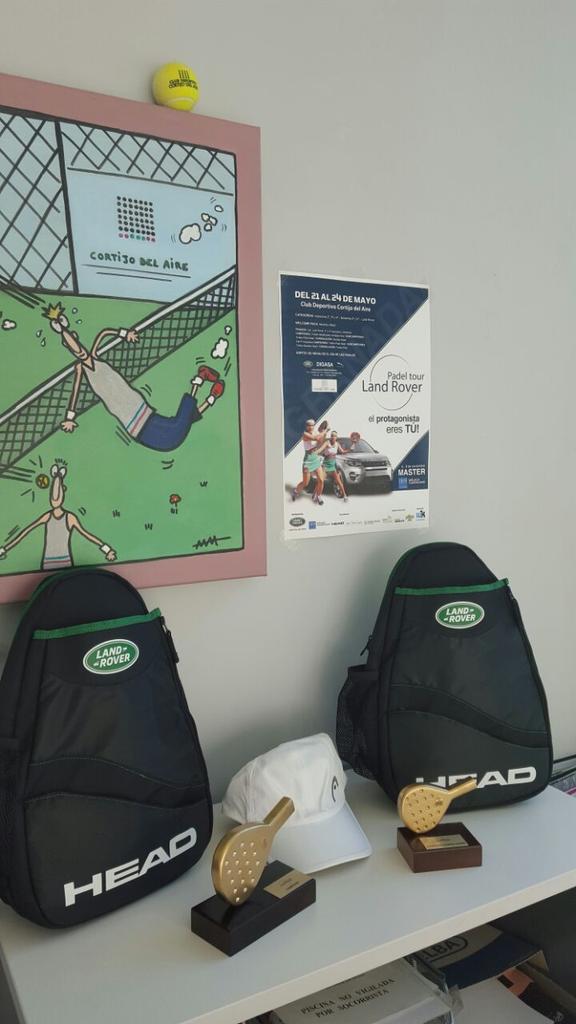 cdcortijoaire's tweet photo. Espectacular welcome pack de @LandRoverPadel , ya estamos listos para el torneo del año! #digasa @wikipadelnet http://t.co/PTMFMFdtpi