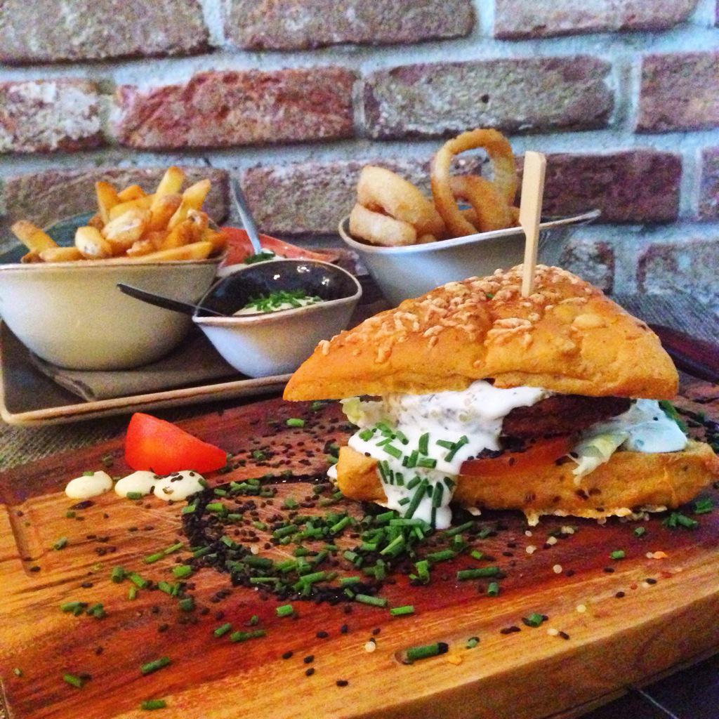 Puuruiteten's tweet photo. Heerlijke veggie burger en de beef burgers zijn van biologisch vlees @Ingeburgerd http://t.co/l3hDaWrM4b http://t.co/4rByn3CSwo