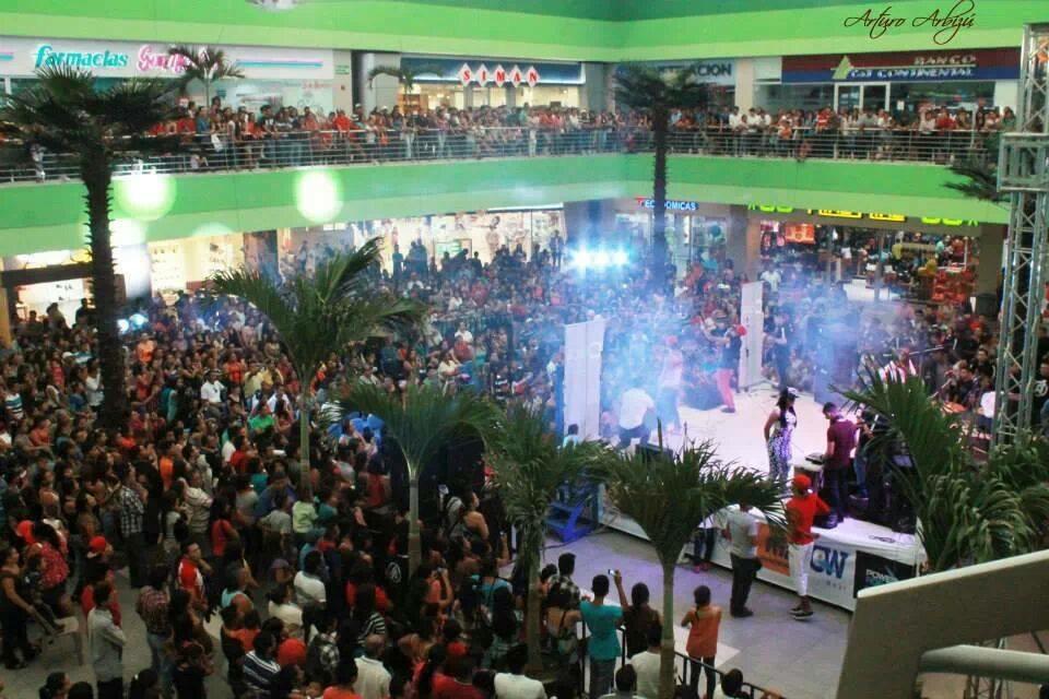 dizk0very's tweet photo. Centros comerciales vacíos otros LLENOS @spaceproducer @XanderMusica @RexGrupoTr3z @Tr3zMusica http://t.co/JbDtDZsFN8