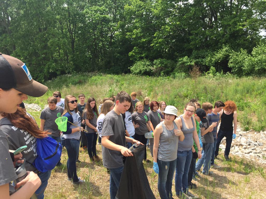 DOSECS15's tweet photo. Trash pick up time! Doing great, creek crew! http://t.co/xfdAVLQNFW