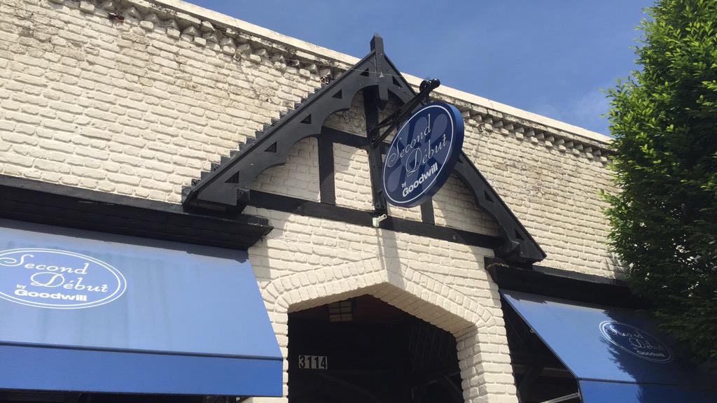 GoodwillCVandHR's tweet image. The weather is perfect for a walk through #carytown and a little #seconddebut shopping! #goodwillfinds