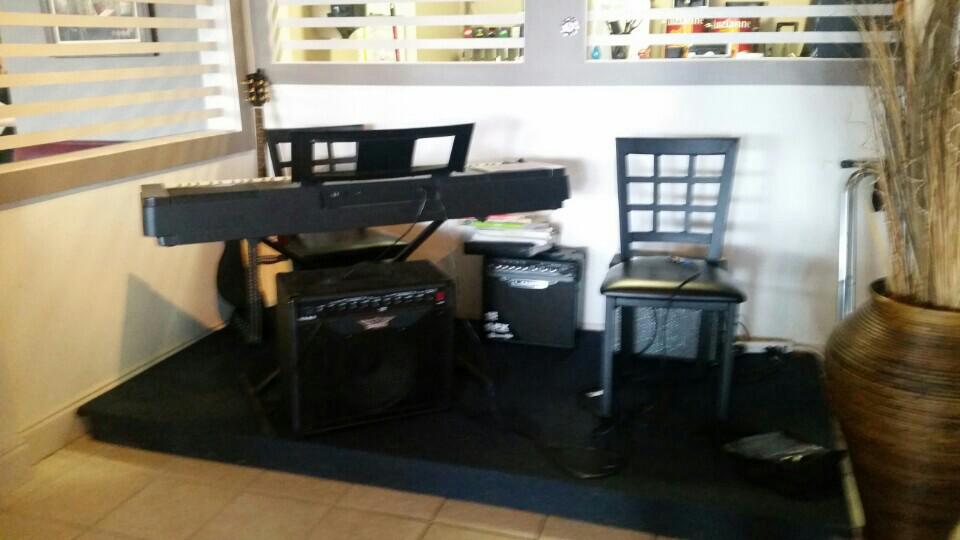 debihouck's tweet photo. Music on Friday &amp; Saturday evenings starting tonight! Special offer this weekend for 50%... https://t.co/F8HbDUe1ut http://t.co/TsxZSRI9IO