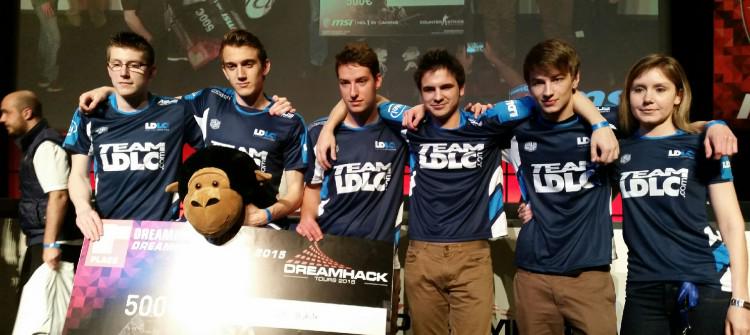 LDLC_Apou's tweet photo. Je suis une staaaar ! Sur la scène direct pour mes débuts sur #CSGO grâce à #TeamLDLCFamily <3 http://t.co/zRQz6Vtr8D http://t.co/dt5eJCTKQ0